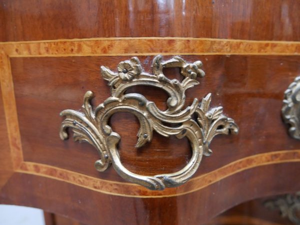 Detailaufnahme eines originalen barocken Messingbeschlags auf der Schublade. Das kunstvoll gearbeitete Beschlagornament unterstreicht die hochwertige Ausstattung und den authentischen Originalzustand der Kommode.
