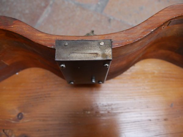 Detailaufnahme des originalen Kastenschlosses an der Innenseite der geschweiften Klappplatte. Das historische Schloss dokumentiert die originale Technik und den authentischen Erhaltungszustand der Dresdner Barock-Pfeilerkommode aus Nussbaum.
