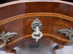 Detailaufnahme der geschweiften Schubladenfront mit originalem Schloss, Schlüsselbuchse und aufwendigen Furnier- beziehungsweise Intarsienarbeiten. Die elegante Front zeigt die hohe Qualität der historischen Dresdner Möbelkunst.
