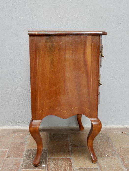 Seitenansicht der kleinen Barockkommode aus Nussbaum. Sichtbar sind die elegant geschwungenen Füße, die fein furnierte Seitenwand sowie die ausgewogenen Proportionen des Dresdner Originalmöbels aus der Zeit um 1860.
