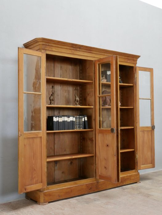Bibliotheksschrank mit geöffneten Türen. Sichtbar ist der großzügige Innenraum mit den originalen Einlegeböden sowie den stabilen Fachböden für Bücher oder Sammlerstücke.
