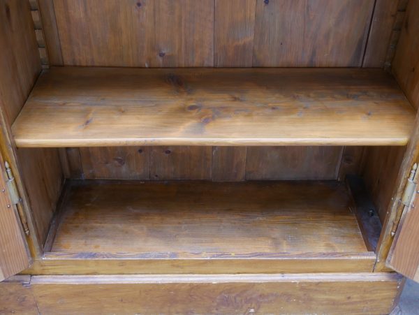 Detailaufnahme des Innenraums mit originalen Einlegeböden. Die stabile Konstruktion bietet großzügigen Stauraum für Bücher, Sammlungen oder Ausstellungsstücke.