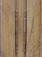 Detailaufnahme der originalen außenliegenden Türscharniere des großen Biedermeier Bibliotheksschranks. Die historischen Metallscharniere befinden sich im hervorragenden Originalzustand und unterstreichen die hochwertige handwerkliche Verarbeitung sowie die authentische Konstruktion des originalen Bücherschranks mit Bierlasur und Originalbeschlägen.