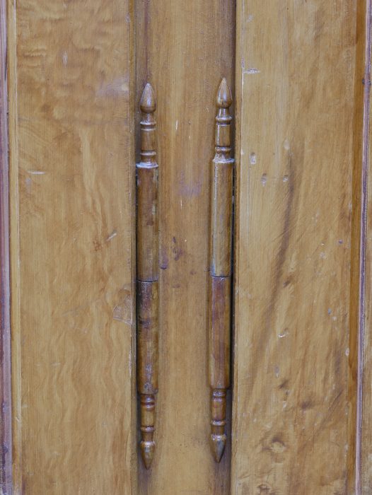 Detailaufnahme der originalen außenliegenden Türscharniere des großen Biedermeier Bibliotheksschranks. Die historischen Metallscharniere befinden sich im hervorragenden Originalzustand und unterstreichen die hochwertige handwerkliche Verarbeitung sowie die authentische Konstruktion des originalen Bücherschranks mit Bierlasur und Originalbeschlägen.