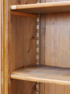 Detailansicht eines seitlichen Innenfaches mit originalem höhenverstellbarem Einlegeboden. Die massive Holzausführung und der hervorragende Erhaltungszustand dokumentieren die hohe Qualität des historischen Möbelstücks.