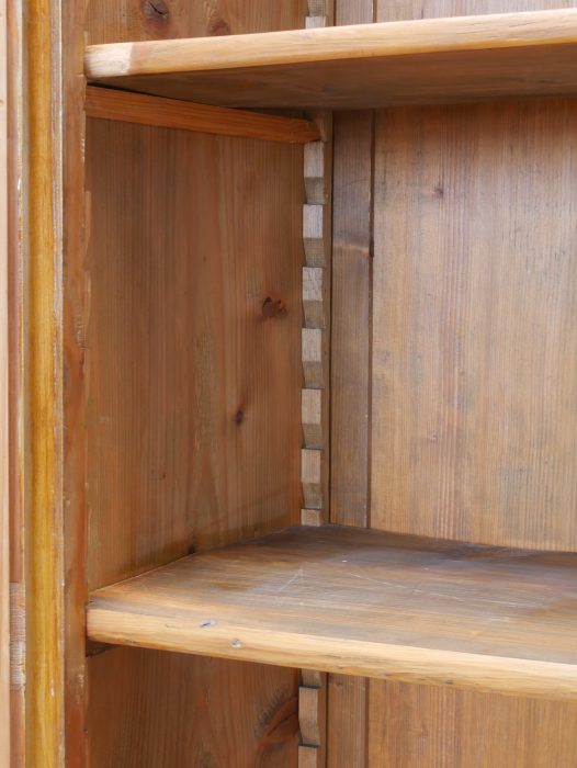 Detailansicht eines seitlichen Innenfaches mit originalem höhenverstellbarem Einlegeboden. Die massive Holzausführung und der hervorragende Erhaltungszustand dokumentieren die hohe Qualität des historischen Möbelstücks.