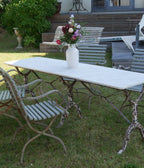 Französischer Gartentisch mit weißer Marmorplatte und kunstvoll verziertem Eisengestell um 1920–1940 in der Gesamtansicht.
