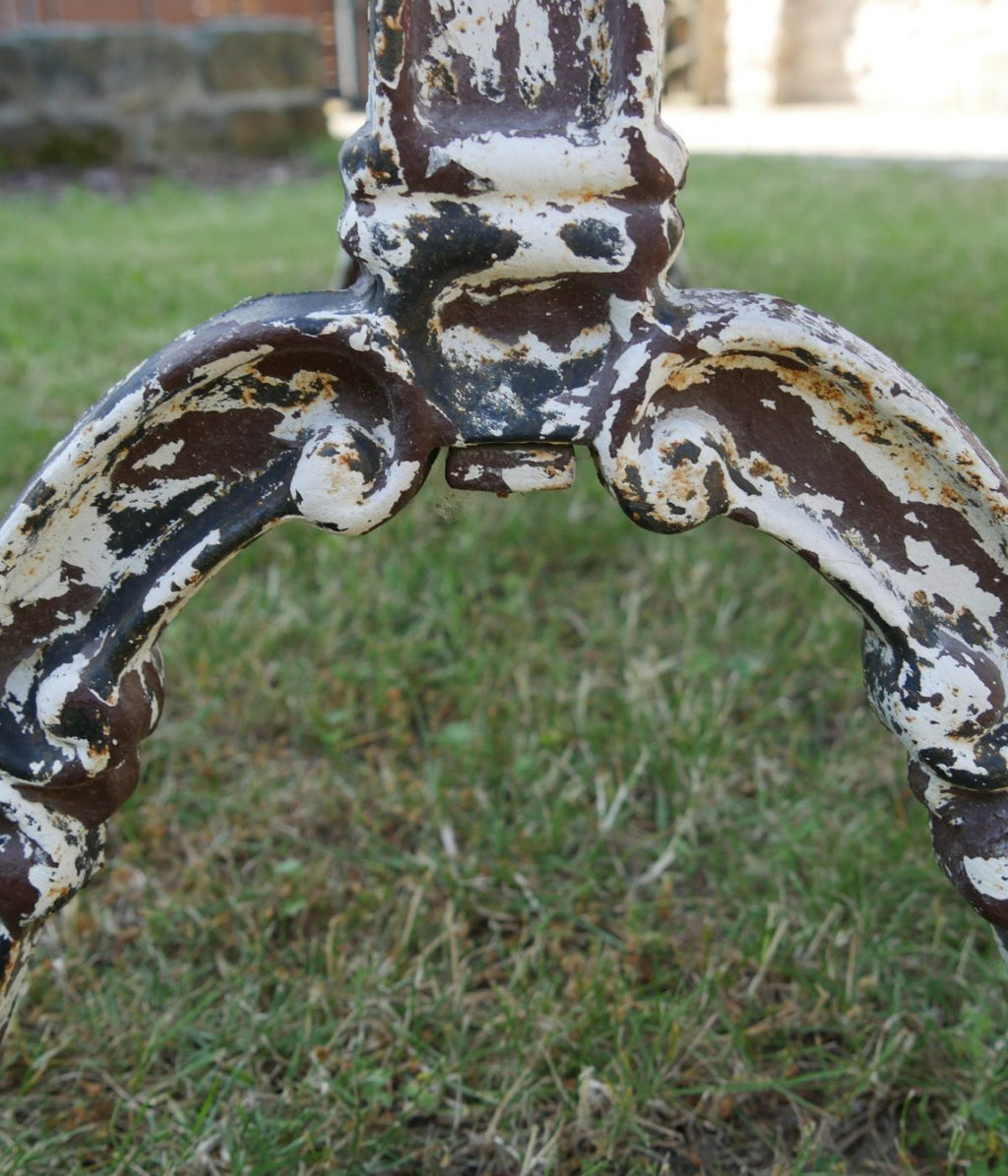 Detail der kunstvoll verzierten Gusseisenkonstruktion des französischen Gartentischs.