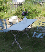Schrägansicht des französischen Gartentischs mit rechteckiger Marmorplatte und dekorativem Eisengestell.