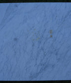 Detailaufnahme der weißen Marmoroberfläche mit natürlicher Struktur und Patina.