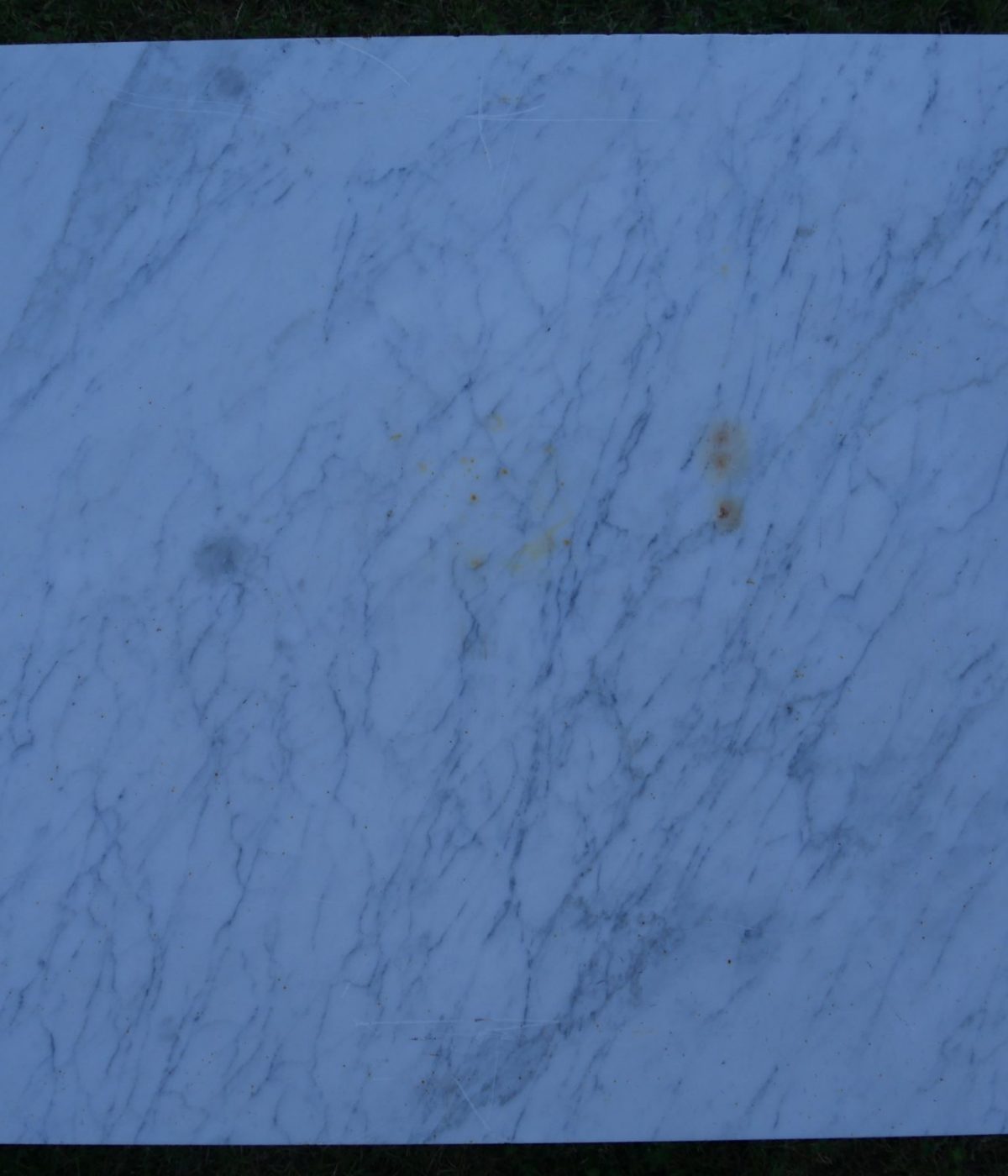 Detailaufnahme der weißen Marmoroberfläche mit natürlicher Struktur und Patina.