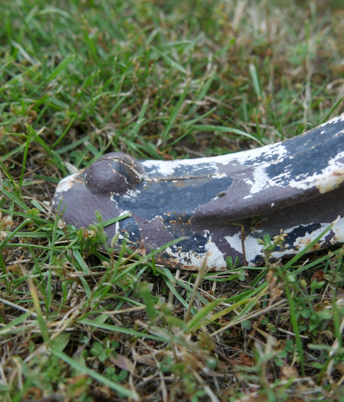 Nahaufnahme eines dekorativen Standfußes aus Gusseisen mit historischer Patina.