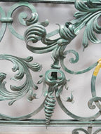 Nahaufnahme der aufwendig geschmiedeten Ranken-, Blatt- und Spiralornamente des Schlossgeländers. Die filigrane Schmiedearbeit und die originale Oberfläche machen die außergewöhnliche Qualität des historischen Geländers sichtbar.
