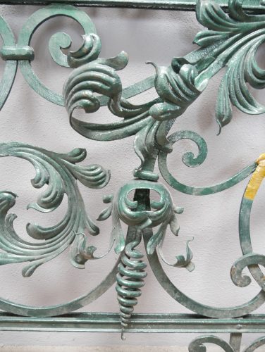 Nahaufnahme der aufwendig geschmiedeten Ranken-, Blatt- und Spiralornamente des Schlossgeländers. Die filigrane Schmiedearbeit und die originale Oberfläche machen die außergewöhnliche Qualität des historischen Geländers sichtbar.
