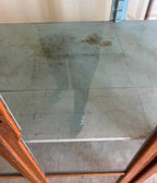 Detailaufnahme eines Glasbodens im Inneren des historischen Lehrmittelschranks. Die stabile Glasplatte eignet sich zur Präsentation von Sammlungsobjekten, Lehrmitteln oder Waren.