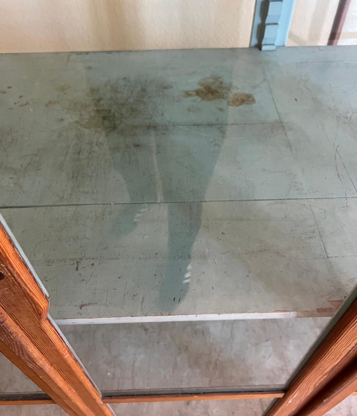 Detailaufnahme eines Glasbodens im Inneren des historischen Lehrmittelschranks. Die stabile Glasplatte eignet sich zur Präsentation von Sammlungsobjekten, Lehrmitteln oder Waren.