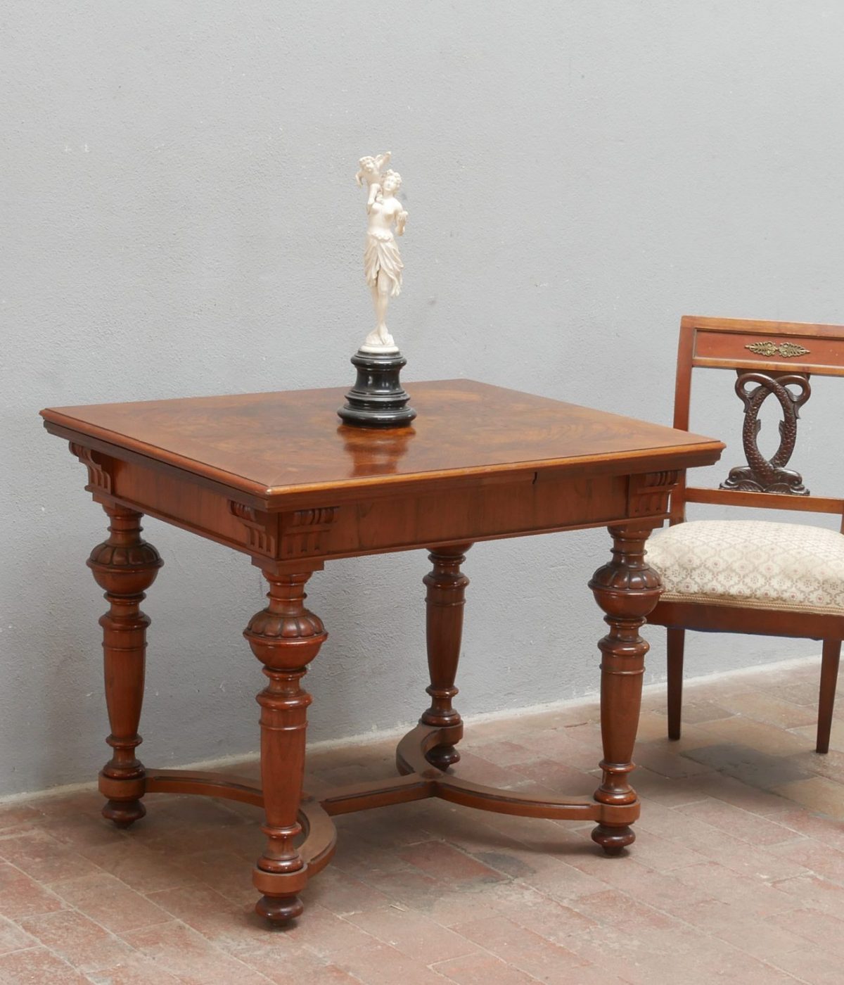 Original Gründerzeit Ausziehtisch aus Nussbaum um 1880 mit gedrechselten Beinen und aufwendig furnierter Tischplatte in der Gesamtansicht.