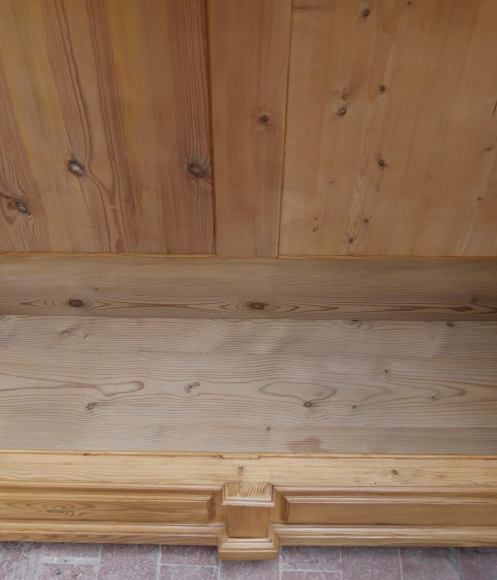 Detailaufnahme des unteren Innenbereichs mit massiver Holzverbindung und sorgfältig gearbeiteten Profilen. Die hochwertige Verarbeitung verdeutlicht die stabile Konstruktion des Gründerzeit-Kleiderschranks.