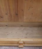 Detailaufnahme des unteren Innenbereichs mit massiver Holzverbindung und sorgfältig gearbeiteten Profilen. Die hochwertige Verarbeitung verdeutlicht die stabile Konstruktion des Gründerzeit-Kleiderschranks.