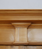 Detailansicht eines kunstvoll profilierten Gesimselements unterhalb der Kranzleiste. Die fein ausgearbeiteten Profile sind typisch für hochwertige Gründerzeitmöbel und betonen die elegante Gestaltung.