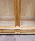 Detailaufnahme des unteren Innenbereichs mit stabiler Holzkonstruktion. Die hochwertige Innenausstattung des restaurierten Gründerzeit Schranks ist deutlich sichtbar