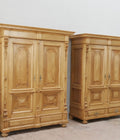 Originaler Gründerzeit-Kleiderschrank aus Weichholz von etwa 1880 in restauriertem und gewachstem Zustand. Die schräg aufgenommene Gesamtansicht zeigt den außergewöhnlich aufwendig gearbeiteten zweitürigen Schrank mit mehrfach getrepptem Kopfteil, dekorativen Türfüllungen und originalen Beschlägen.