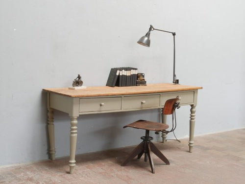 Original Gründerzeit Konsoltisch um 1880 mit restauriertem Gestell, drei Schubladen und originaler Tischplatte mit schöner Patina.