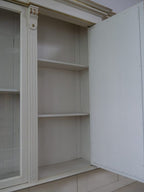 Geöffneter Oberschrank mit sichtbaren Einlegeböden. Die Aufnahme zeigt den großzügigen Innenraum mit den originalen Fachböden, die auf Wunsch um zusätzliche Böden in gleicher Optik ergänzt werden können.