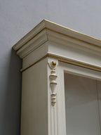 Detailaufnahme des profilierten oberen Eckbereiches mit klassischen Gründerzeit-Zierelementen und hochwertiger farblicher Restaurierung.