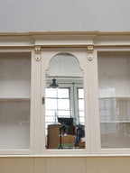 Detailaufnahme des mittleren originalen Spiegelglases im Oberteil. Das historische Spiegelglas weist die typischen Gebrauchsspuren eines authentischen Gründerzeit-Möbels auf.