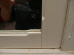 Detailaufnahme des Rahmens um das originale Spiegelglas mit fein profilierten Leisten und historischer Oberflächenstruktur.