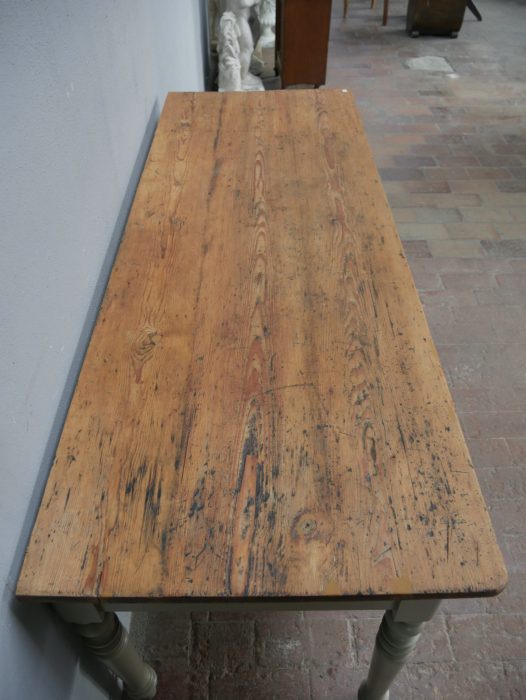 Nahaufnahme der originalen Holzoberfläche mit charaktervoller Patina des Gründerzeit Schreibtischs.