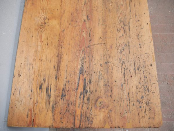 Detail der geölten Tischplatte mit sichtbarer Holzmaserung und historischer Gebrauchspatina.