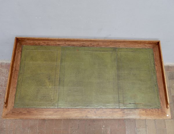 Detailaufnahme der originalen Schreibfläche mit geprägtem grünem Leder. Sichtbar sind die authentische Patina sowie der altersbedingte Riss auf der linken Seite, der sich harmonisch in den historischen Gesamteindruck einfügt.