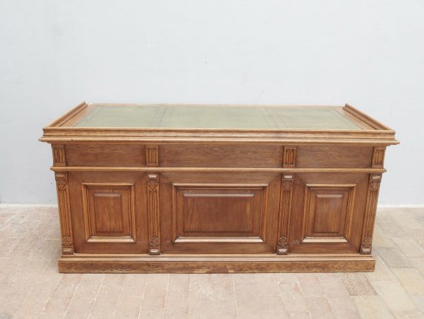 Rückansicht des Gründerzeit-Schreibtisches mit vollständig kassettierter Rückwand. Die aufwendige Gestaltung zeigt, dass das Möbel von allen Seiten hochwertig verarbeitet wurde.