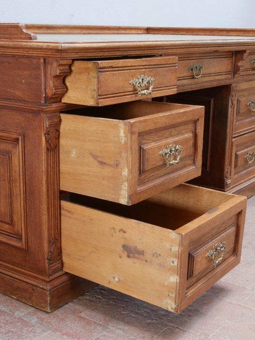 Geöffnete Schubladen des historischen Kontorschreibtisches. Die Aufnahme zeigt den massiven Schubladenaufbau, die solide Holzkonstruktion und den gut erhaltenen Originalzustand des Möbels.