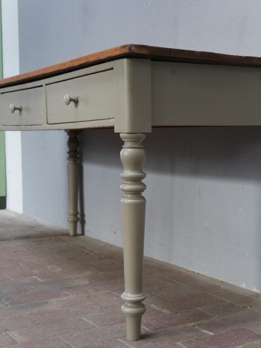 Detailansicht der rechten Tischseite mit Schubladen und restauriertem Gestell im Gründerzeit-Stil.