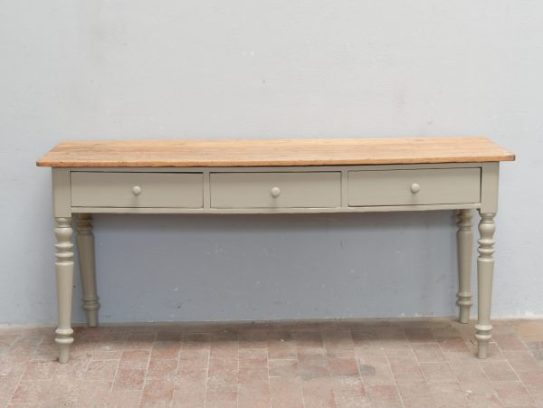 Detailaufnahme der originalen Tischplatte mit authentischer Patina und geölter Holzoberfläche.