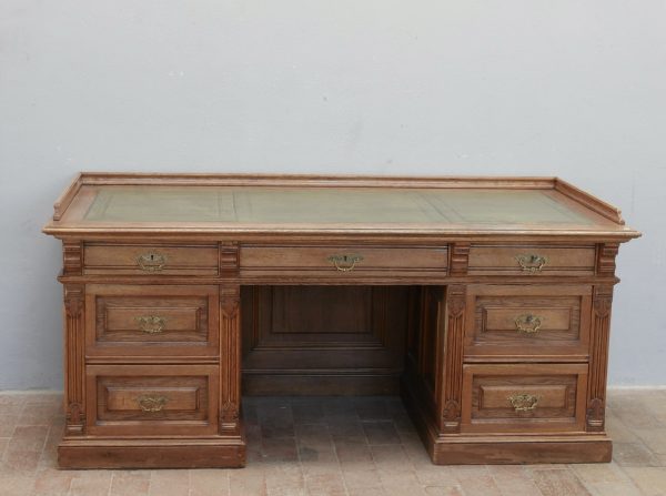Frontansicht des historischen Kontorschreibtisches mit großzügigem Fußraum und klassischer Gründerzeitgestaltung. Die symmetrische Konstruktion und die hochwertige Holzoberfläche unterstreichen den repräsentativen Charakter des Möbels.
