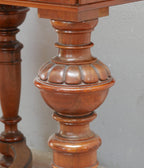 Nahaufnahme eines kunstvoll gedrechselten Tischbeins mit originaler Holzpatina.