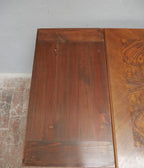 Detailaufnahme der furnierten Nussbaum-Tischplatte mit Spiegel, Fries und gespiegeltem Furnierbild.