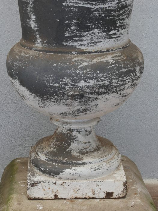 Detailaufnahme des Vasenkörpers mit schön erhaltener Alterspatina und originalen Farbresten. Die Aufnahme zeigt die feine Formgebung und die hochwertige Gussqualität der französischen Amphore.
