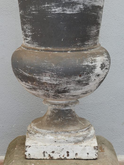 Detailansicht des unteren Vasenkörpers mit geschwungener Silhouette, historischer Oberfläche und authentischer Patina. Die originale Gusseisenstruktur ist besonders gut erkennbar.
