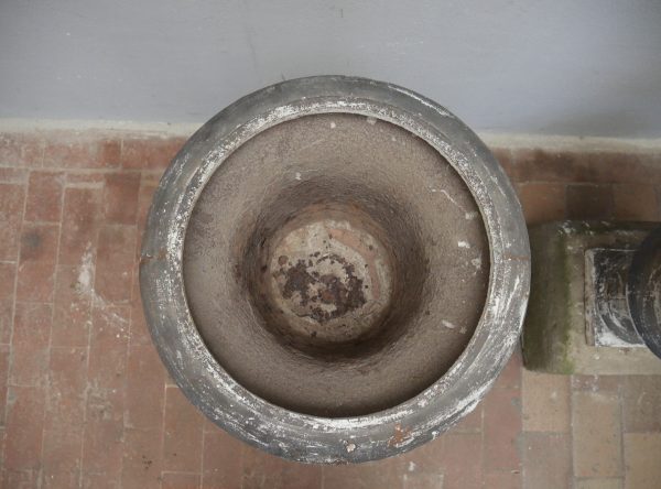 Blick in das Innere der originalen Amphorenvase. Die Aufnahme dokumentiert den massiven Gusseisenkorpus, die historische Innenfläche sowie den original erhaltenen Zustand der französischen Gartenvase.
