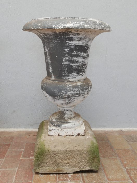 Einzelansicht einer originalen französischen Amphorenvase aus Gusseisen um 1830. Die elegante Gefäßform, die historische Patina und die authentischen Farbreste unterstreichen den originalen Charakter dieses seltenen Gartengefäßes.
