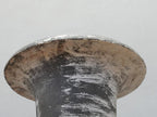 Detailaufnahme des oberen Randbereichs einer Amphore aus seitlicher Perspektive. Die historische Patina, die massiven Materialstärken und die hochwertige handwerkliche Ausführung sind deutlich sichtbar.