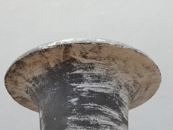 Detailaufnahme des oberen Randbereichs einer Amphore aus seitlicher Perspektive. Die historische Patina, die massiven Materialstärken und die hochwertige handwerkliche Ausführung sind deutlich sichtbar.