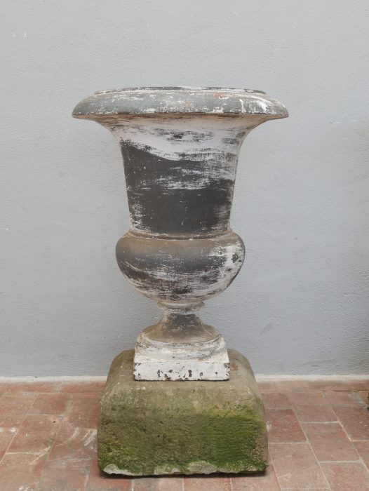 Einzelansicht der zweiten originalen Amphorenvase aus Frankreich. Sichtbar sind die klassische Formgebung, die hochwertige Gusseisen-Ausführung sowie die über viele Jahrzehnte entstandene natürliche Patina.
