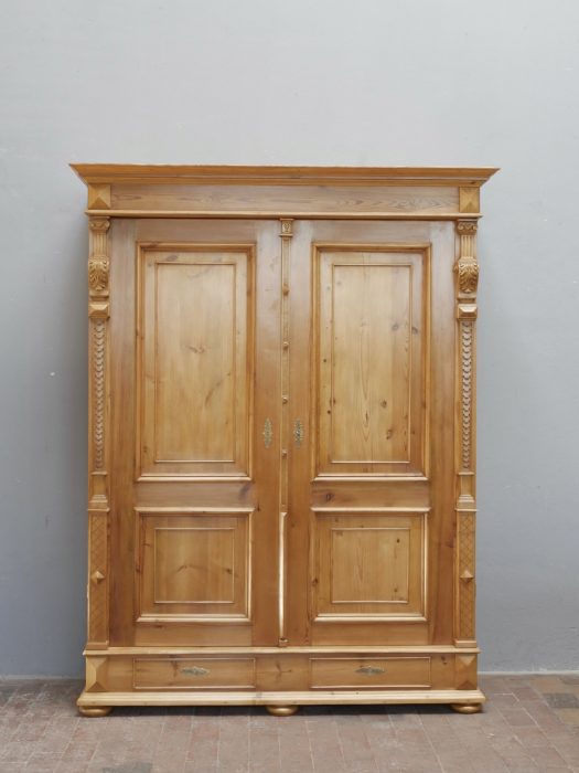 Frontalansicht des historischen Hallenschranks mit geschlossenen Türen. Besonders gut erkennbar sind die doppelt gefüllten Türblätter, die reich profilierte Schlagleiste sowie die symmetrische Gestaltung der Gründerzeit-Einzelanfertigung.