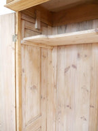 Detailaufnahme der inneren Eckkonstruktion des Hallenschranks. Sichtbar sind die stabile Holzverbindung sowie die hochwertige Verarbeitung des vollständig zerlegbaren Möbelstücks.